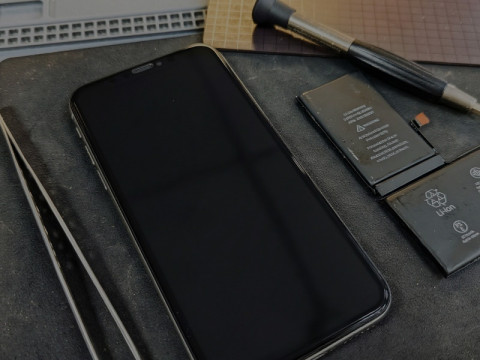 Замена аккумулятора на iPhone X: верните смартфону прежнюю автономность